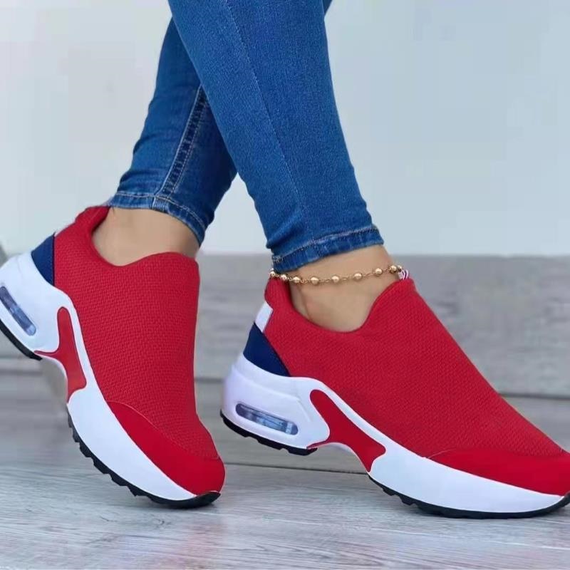 Rode dames sneakers met orthopedische zool; comfortabele wandelschoenen voor uitstekende voetondersteuning.
