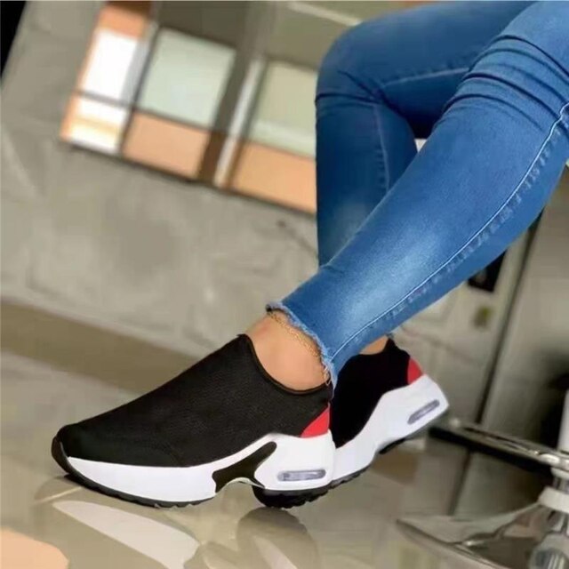 Trendy rode dames sneakers met orthopedische zool; combineert stijl met ultiem comfort voor uw voeten.