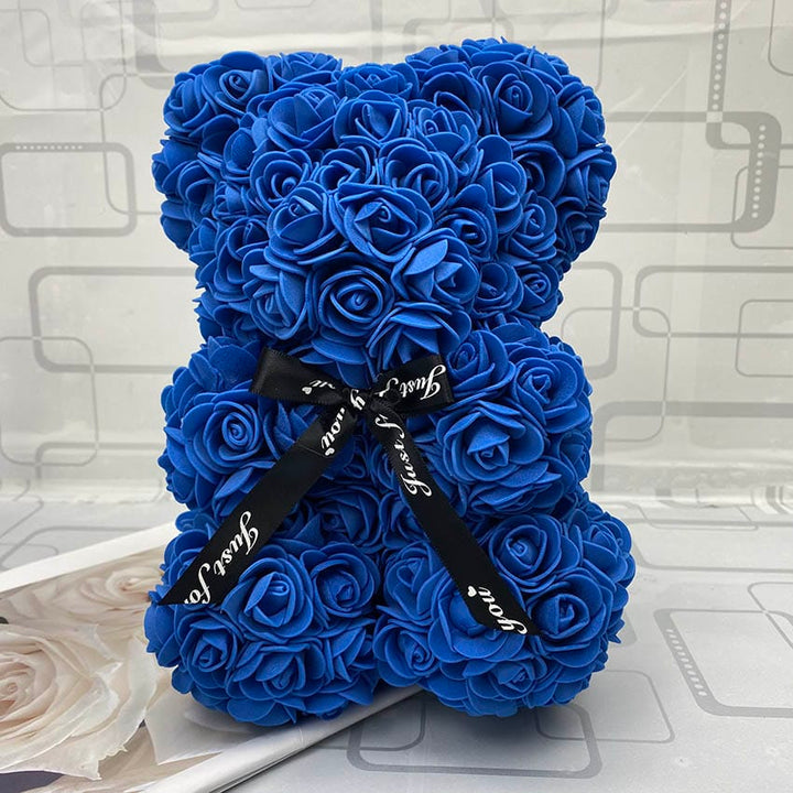 Handgemaakte rozenbeer van kunstmatige rozenblaadjes; uniek Valentijnsdag geschenk.