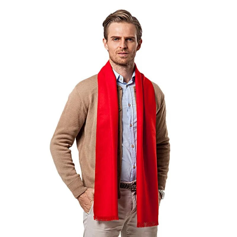 Rode kasjmier sjaal voor heren, luxe winteraccessoire. Warm en zacht voor koude dagen.