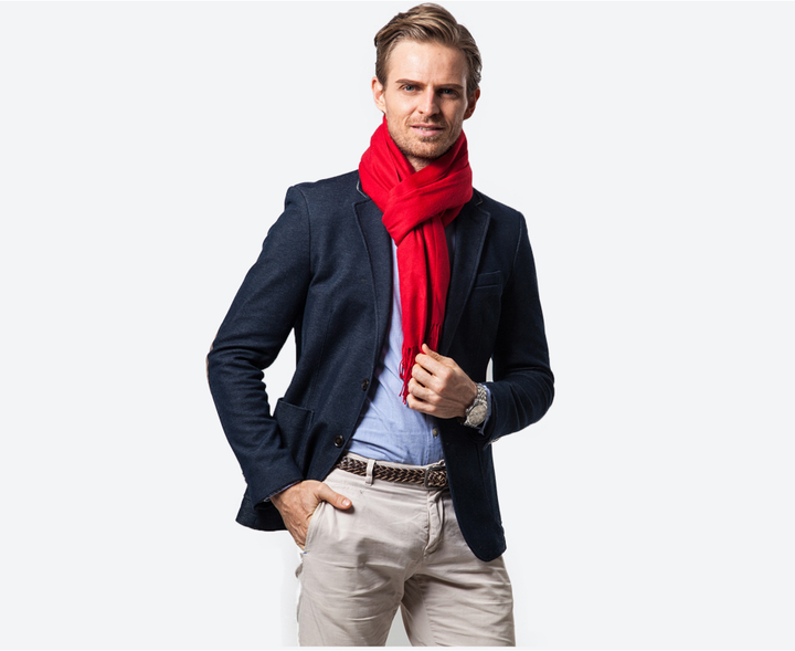 Rode kasjmier heren sjaal elegant gedrapeerd. Warm, zacht en een stijlvolle winteraccessoire.