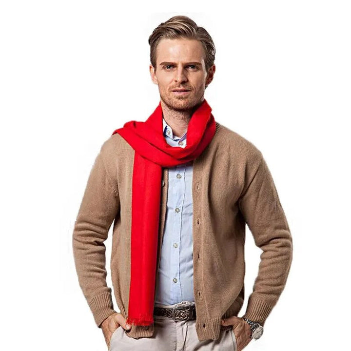 Stijlvolle heren sjaal van puur rood kasjmier. Zacht en warm, ideaal voor de winter.