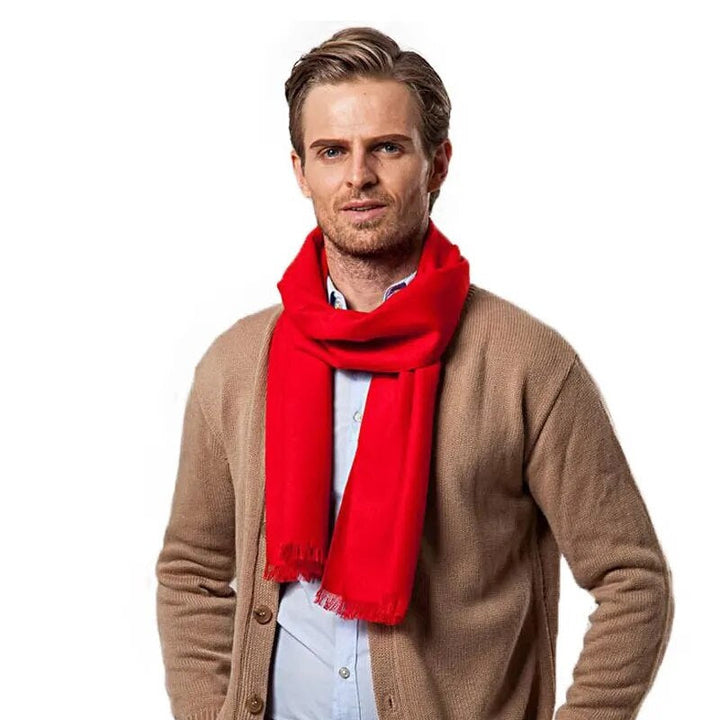 Luxe rode kasjmier sjaal voor heren. Perfect cadeau, stijlvol en comfortabel in de winter.