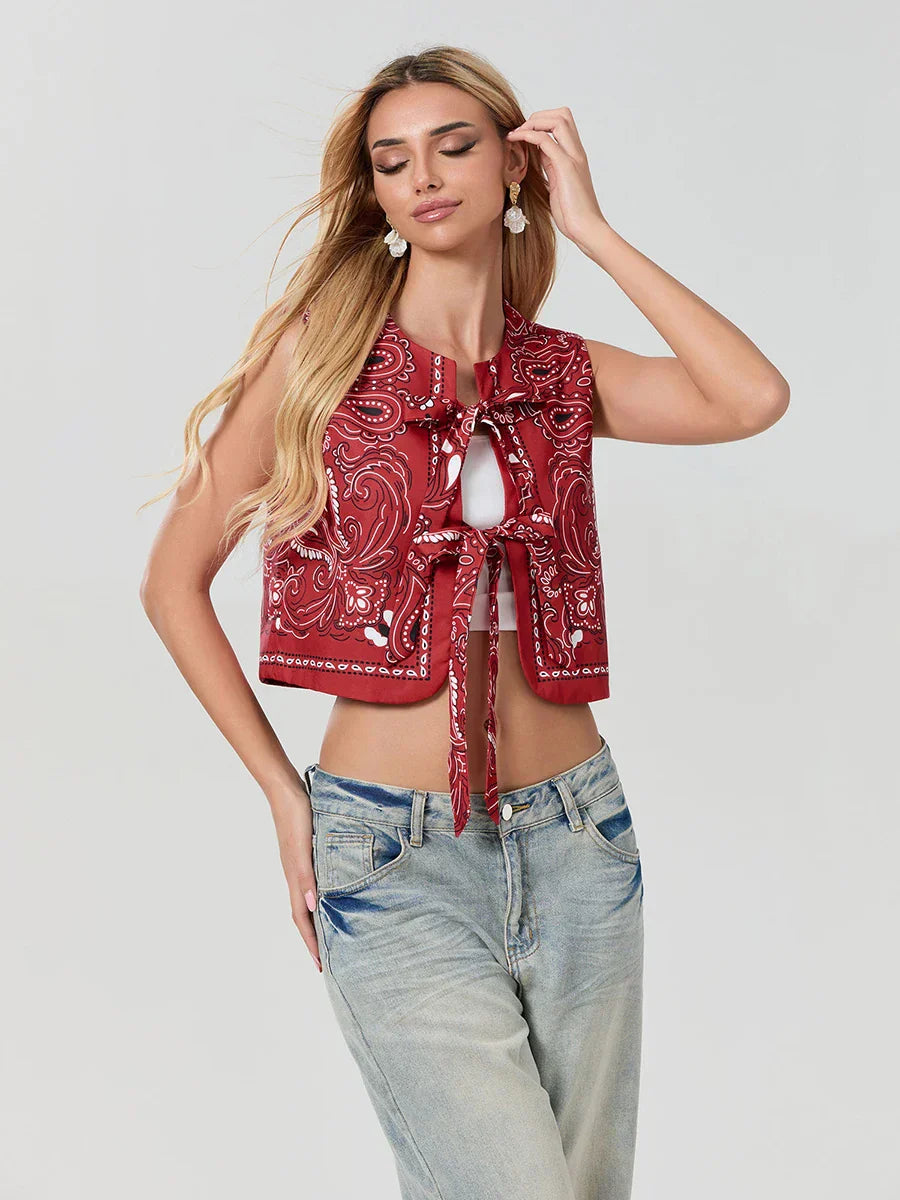 Dames Y2K rode cropped top met bandana print. Modieuze wikkel top, ideaal voor streetwear en festivals.