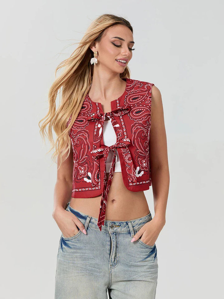 Trendy rode bandana wikkel top voor dames. Y2K cropped design, casual of festival kleding in de zomer.