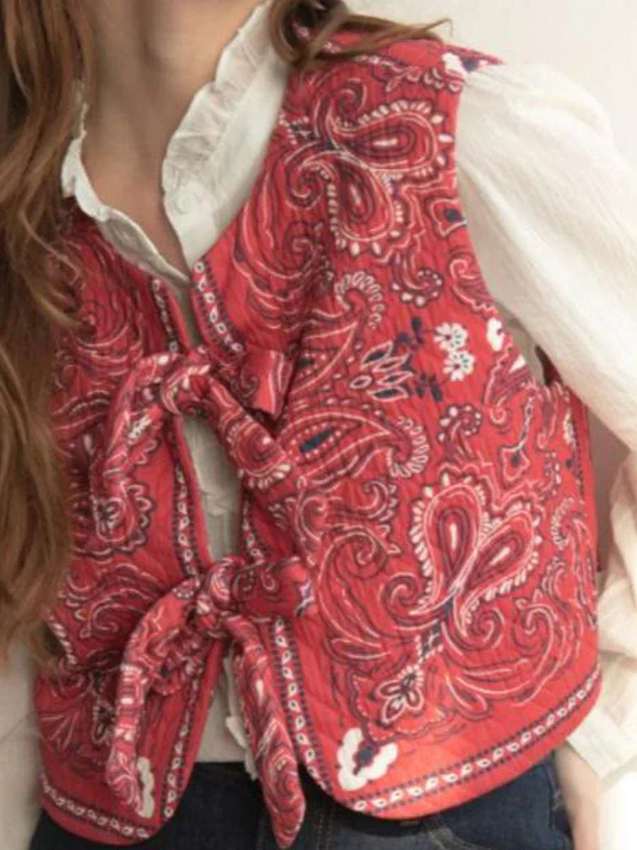 Opvallende rode Y2K bandana wikkel top voor dames. Trendy cropped model, ideaal voor festival en zomerse outfits.