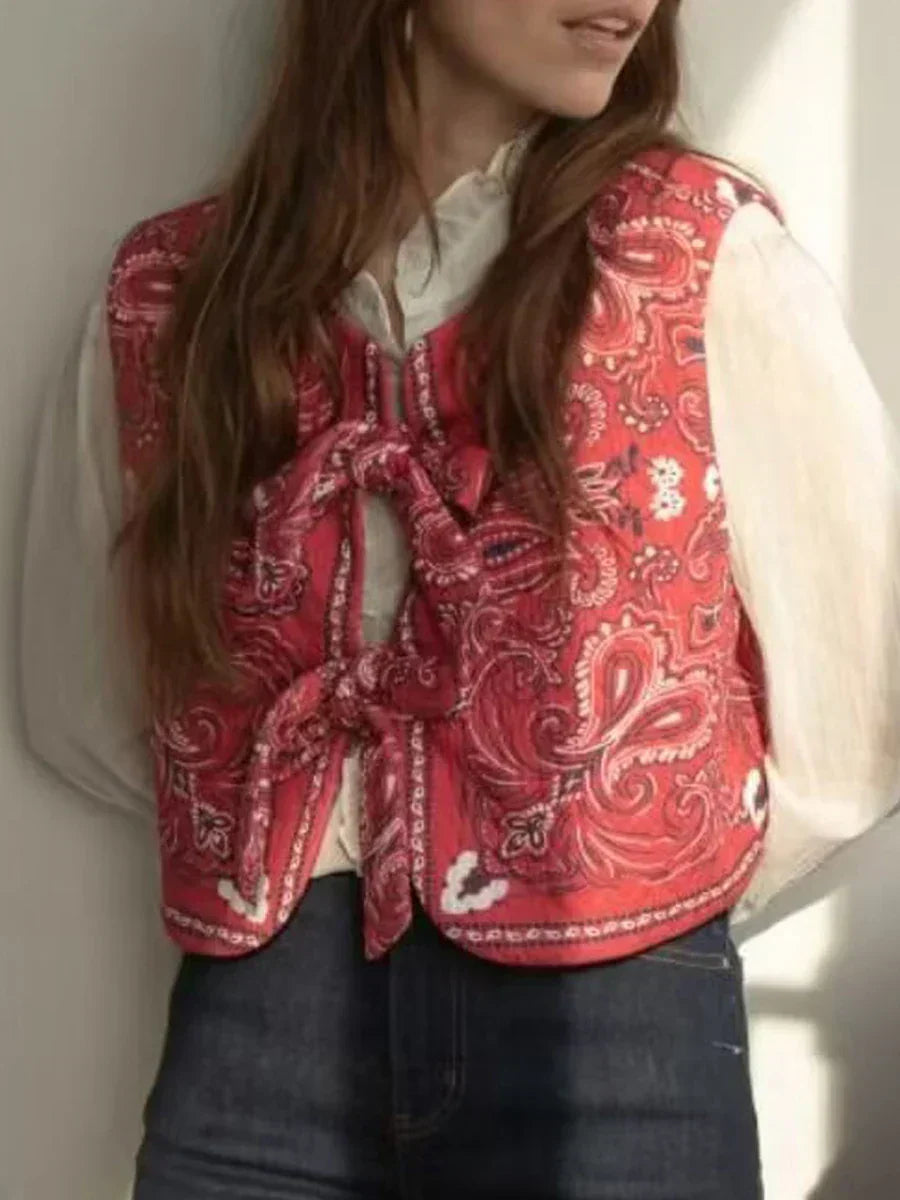 Zomerse dames cropped top met rode Y2K bandana print. Wikkel model, trendy streetwear voor warm weer.