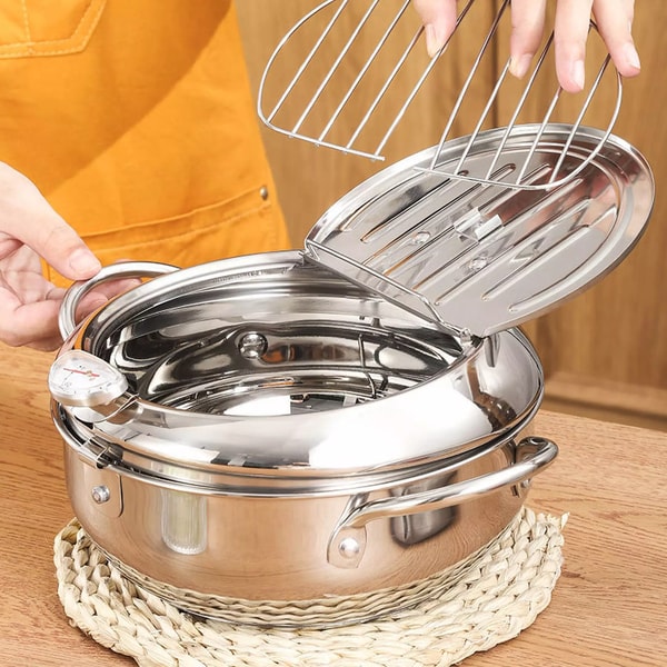Moderne roestvrijstalen friteuse voor thuisgebruik, inclusief handige thermometer voor kookgemak.