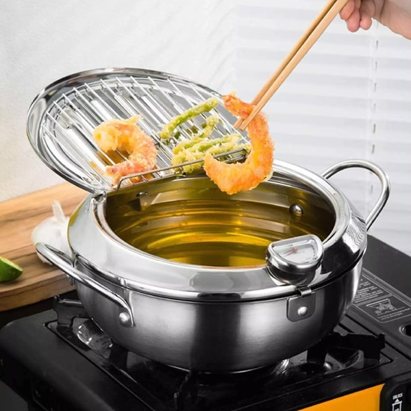 Keukenapparaat: Roestvrijstalen friteuse met thermometer voor optimale temperatuur en knapperige gerechten.