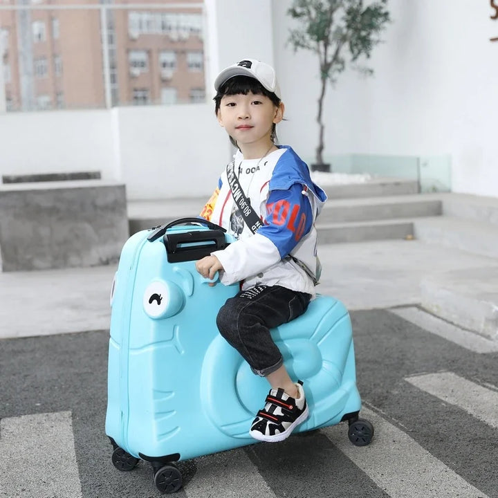 Zicht op de wielen en het stuur van de kinderzitkoffer met scooter; klaar voor avontuur als handbagage.