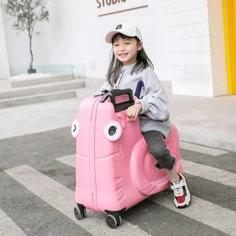 Grote opbergruimte in deze handige kinderzitkoffer die ook als scooter dient; perfecte speelgoedkoffer voor reizen.