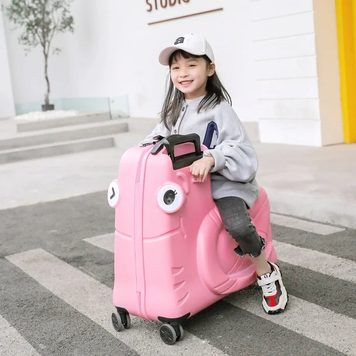 Grote opbergruimte in deze handige kinderzitkoffer die ook als scooter dient; perfecte speelgoedkoffer voor reizen.