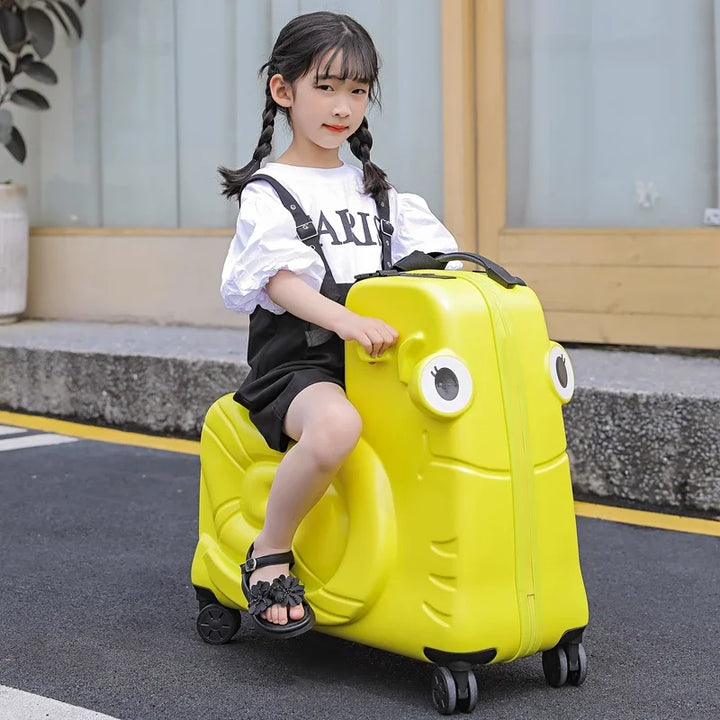 Innovatieve kinderrolkoffer met zitje en uitklapbare scooter; vermaak en gemak voor kinderen tijdens het reizen.