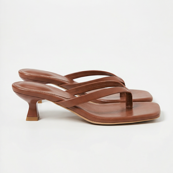 Comfortabele lage hak sandalen voor dames in close-up