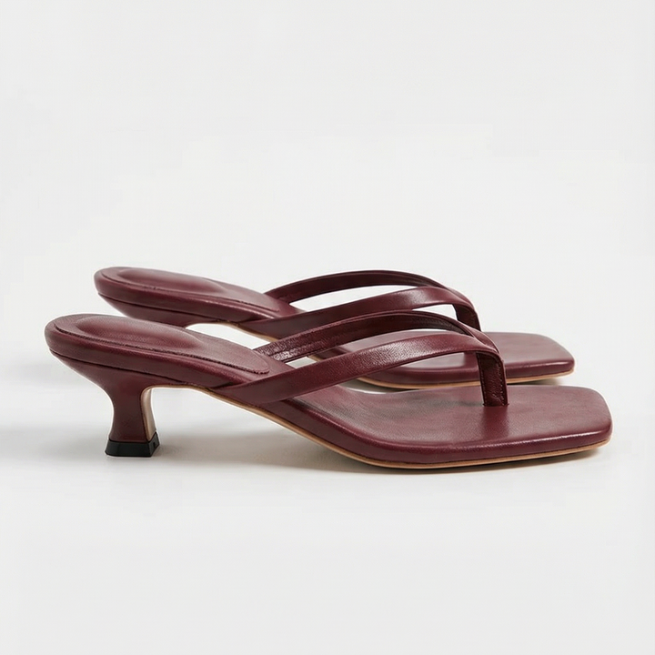 Open damesschoenen met elegante gespsluiting en lage hak