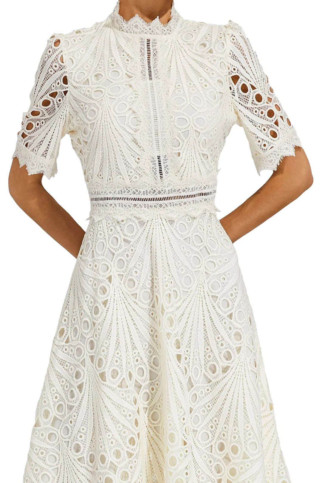 Zomerse witte A-lijn jurk, midi lengte, comfortabel en modieus voor dames.
