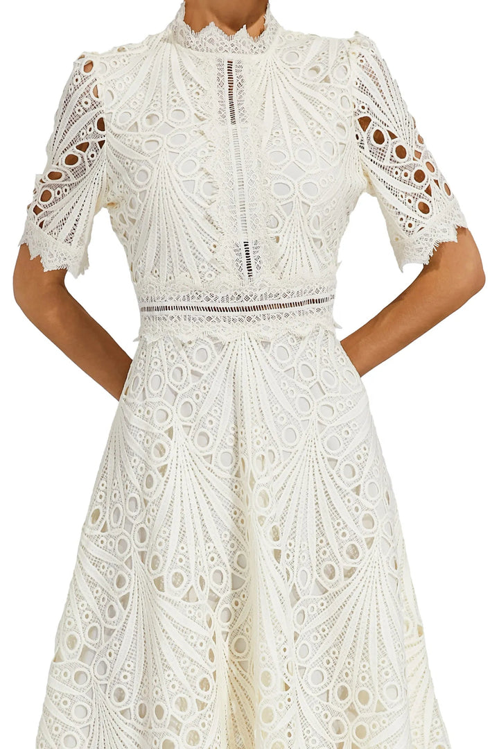 Zomerse witte A-lijn jurk, midi lengte, comfortabel en modieus voor dames.