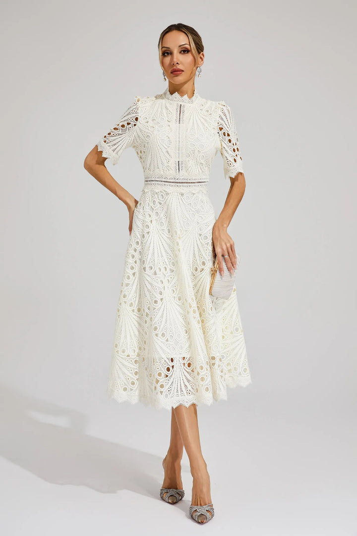 Elegante A-lijn midi jurk in pastelroze, perfect voor lente recepties en tuinfeesten.