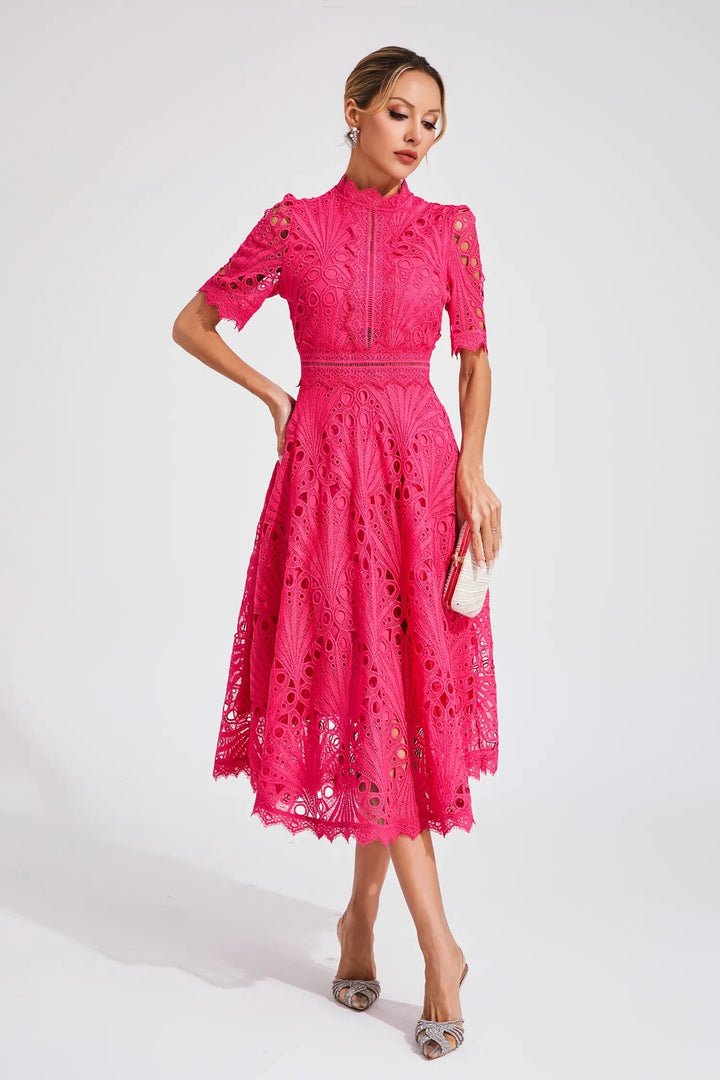 Gedetailleerde stof van roze elegante midi jurk, vloeiende A-lijn pasvorm.