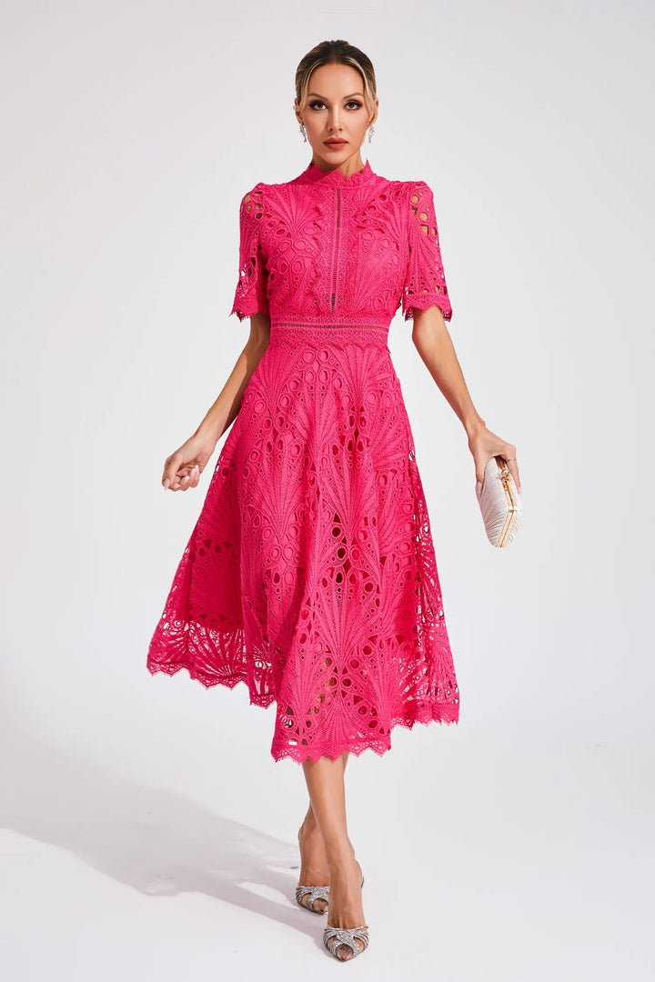 Zijaanzicht van roze A-lijn cocktailjurk, perfecte pasvorm en elegante uitstraling.
