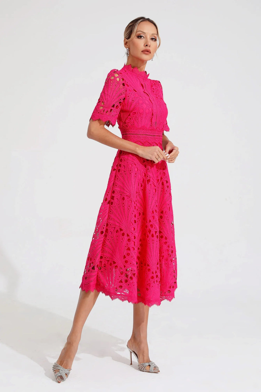 Dames midi jurk, A-lijn model in roze, met subtiele plooien voor een feestelijke look.