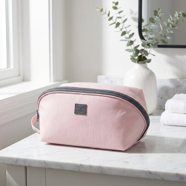Roze compacte Packify toilettas van nylon, ideaal voor reizen, make-up en organiseren van accessoires.