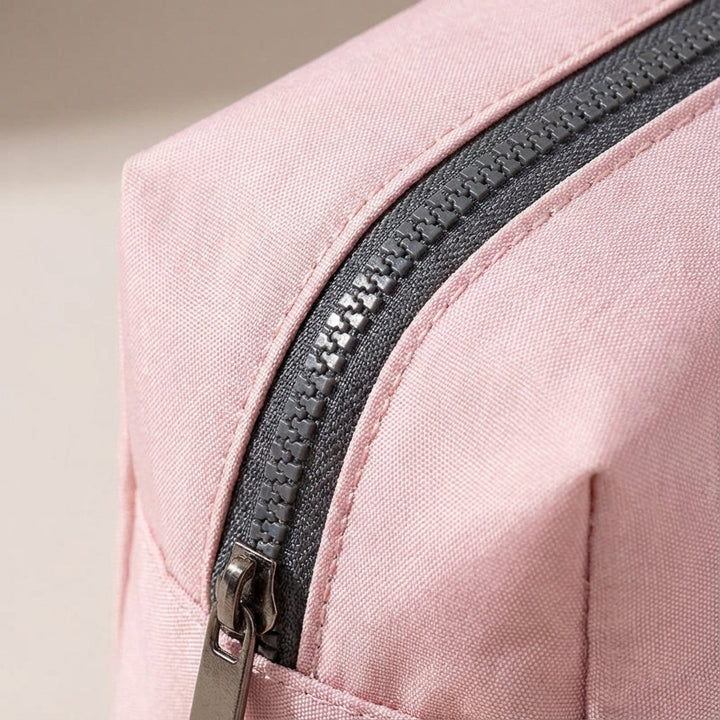 Duurzame nylon Packify toilettas roze, compact en handzaam, perfect voor opbergen van make-up en kleine accessoires.