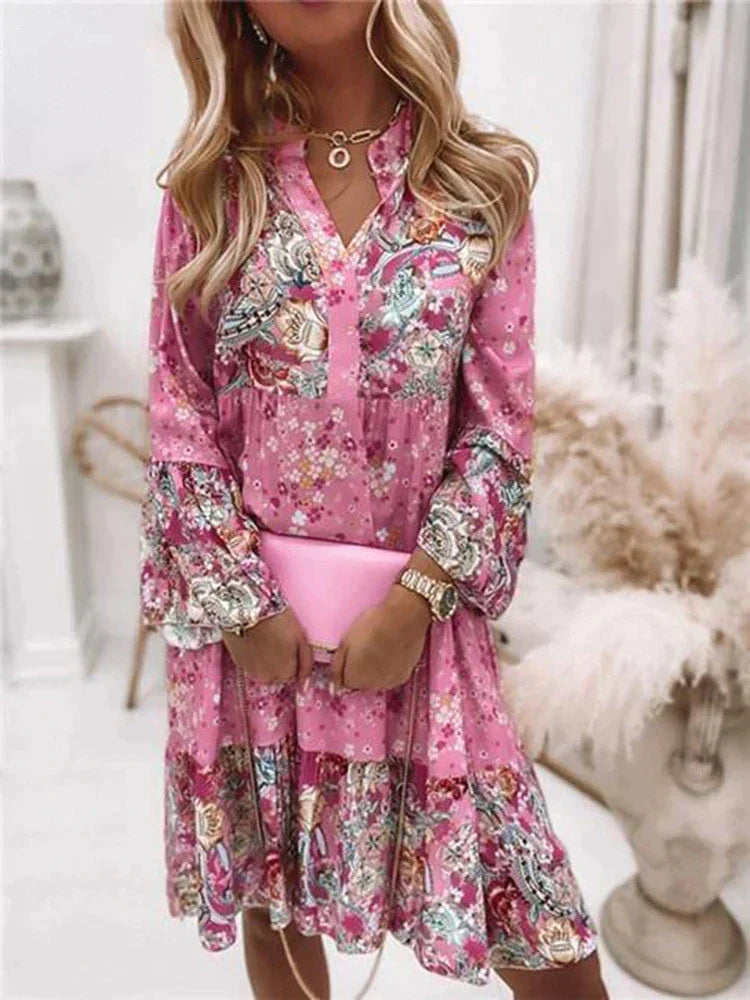 Roze dames bloemen mini-jurk met V-hals en ruches mouwen. Ideaal voor lente en zomer, casual boho stijl.