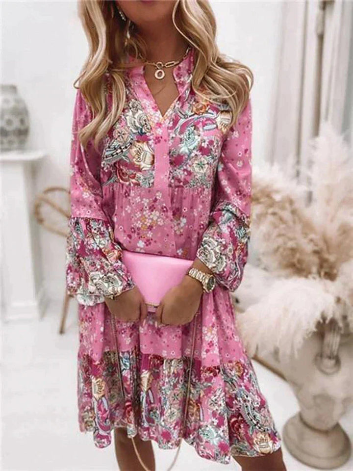 Roze dames bloemen mini-jurk met V-hals en ruches mouwen. Ideaal voor lente en zomer, casual boho stijl.