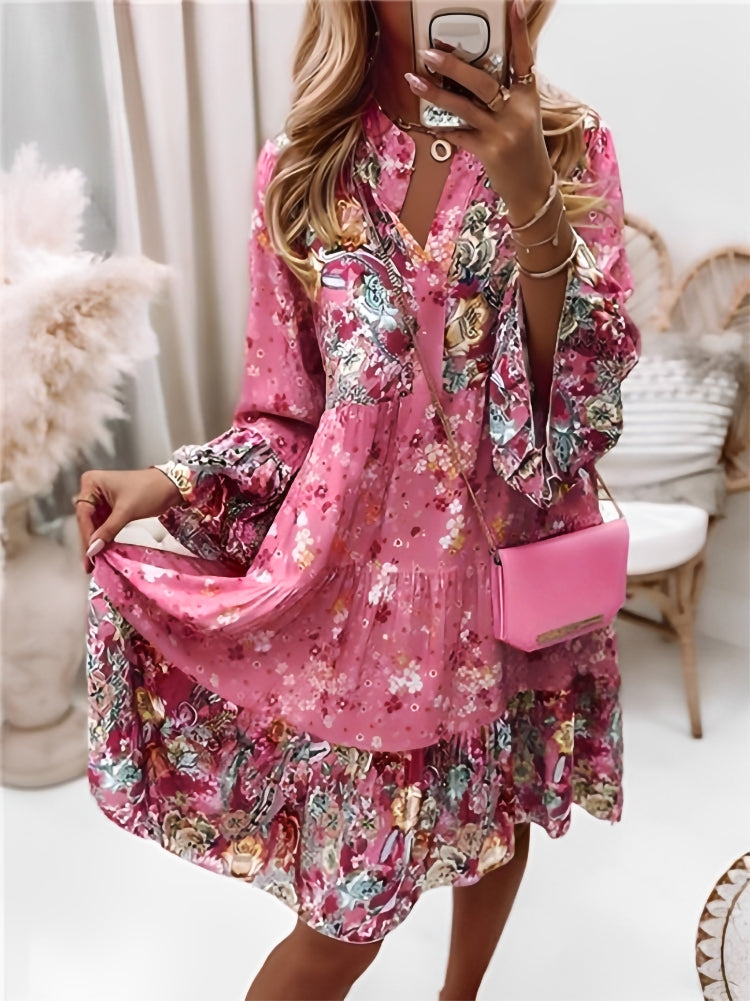 Lichtblauwe bloemen V-hals mini-jurk voor dames met ruches mouwen. Trendy gelaagde jurk, perfect voor de lente.