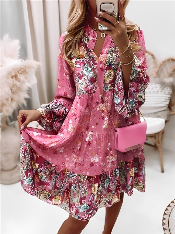Lichtblauwe bloemen V-hals mini-jurk voor dames met ruches mouwen. Trendy gelaagde jurk, perfect voor de lente.