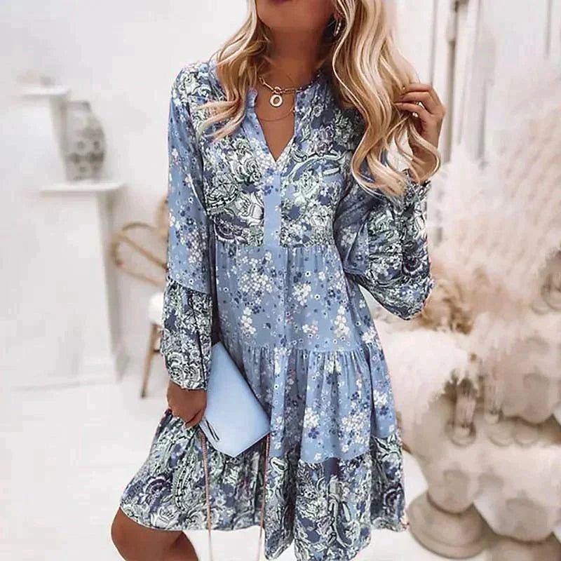 Trendy roze bloemen V-hals mini-jurk voor dames. Casual gelaagde jurk met ruches mouwen voor een stijlvolle zomerlook.