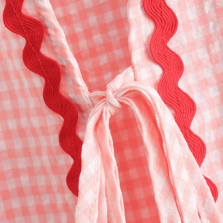 "Roze dames top met hartjesapplicatie en korte mouwen, comfortabele pasvorm ideaal voor casual outfits."
