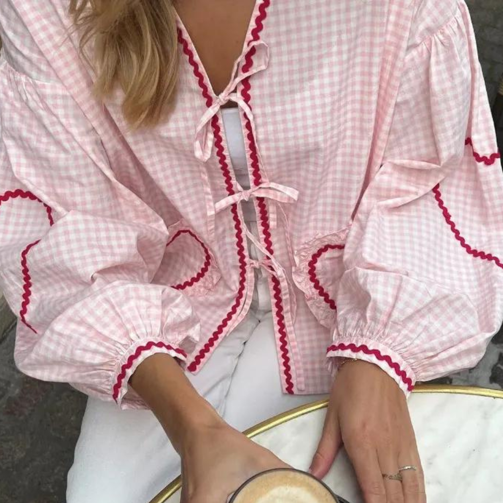 "Roze dames top met hartjesapplicatie en korte mouwen, comfortabele pasvorm ideaal voor casual outfits."