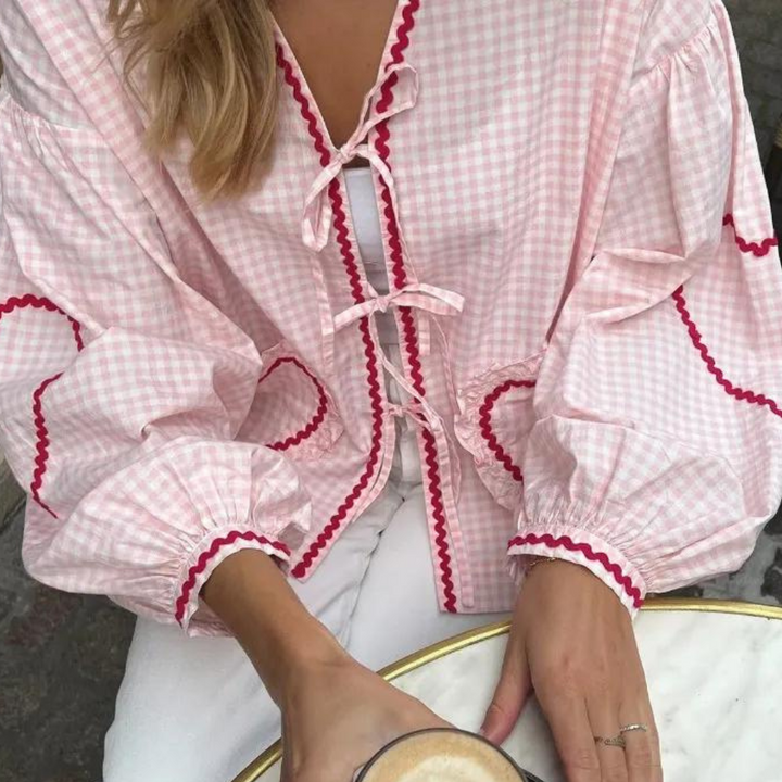 "Roze dames top met hartjesapplicatie en korte mouwen, comfortabele pasvorm ideaal voor casual outfits."