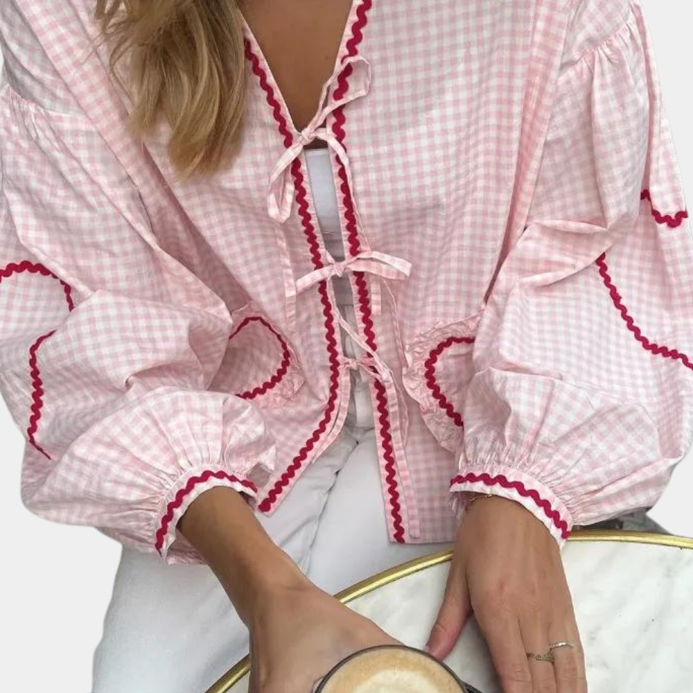 "Roze dames top met hartjesapplicatie en korte mouwen, comfortabele pasvorm ideaal voor casual outfits."