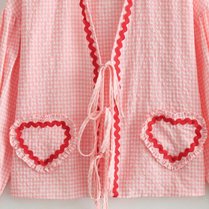"Roze dames top met hartjesapplicatie en korte mouwen, comfortabele pasvorm ideaal voor casual outfits."