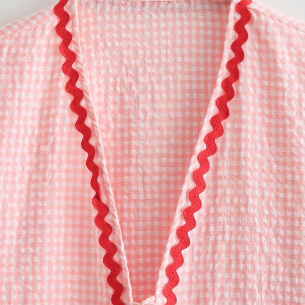 "Roze dames top met hartjesapplicatie en korte mouwen, comfortabele pasvorm ideaal voor casual outfits."