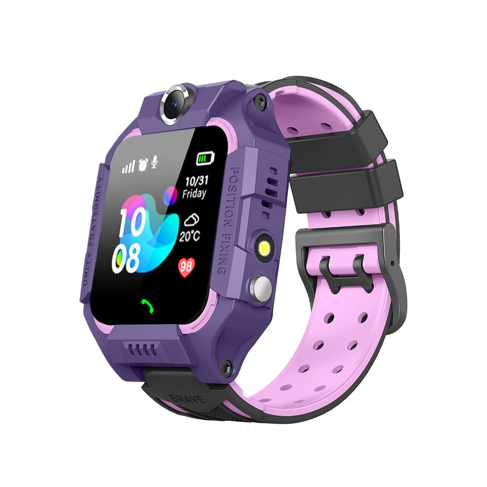 Close-up van de kindersmartwatch met helder scherm, toont tijd, GPS en SOS-functie.
