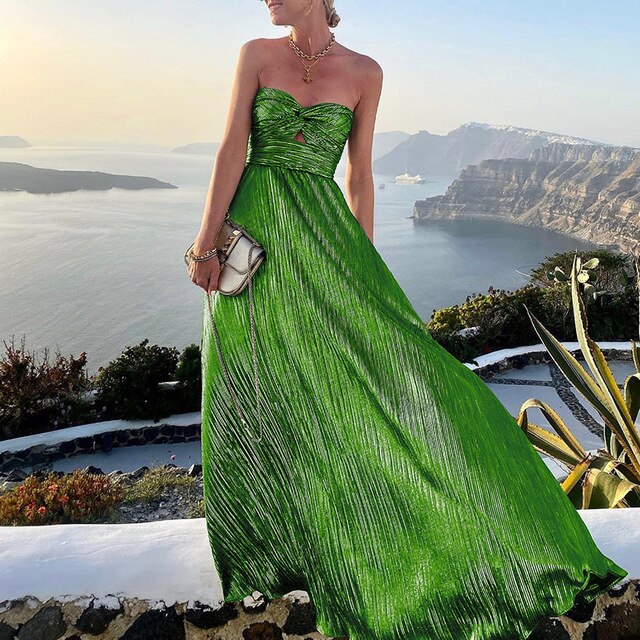 Luchtige roze maxi zomerjurk met v-hals en geaccentueerde taille, perfect voor een elegante zomer.