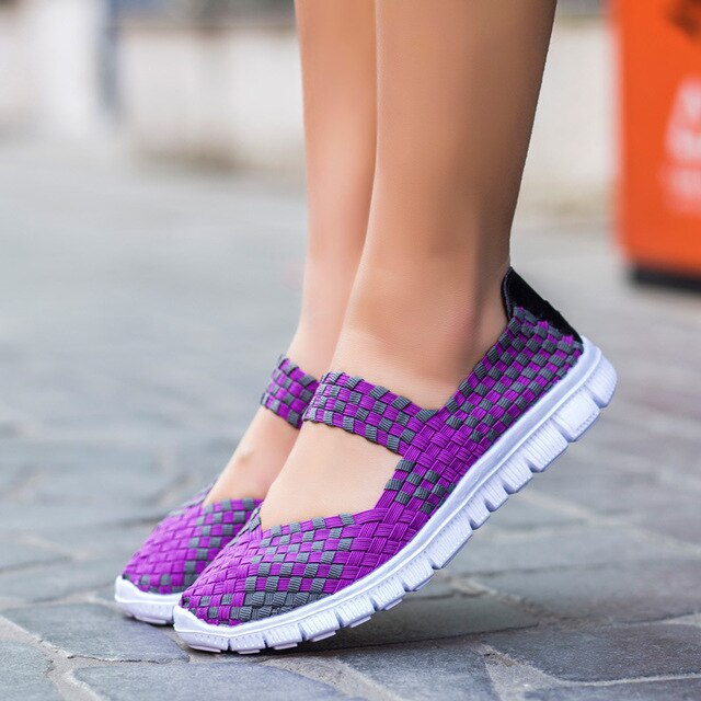 Elegante zwarte orthopedische instappers voor dames, ademend en plat, perfect voor stijlvol zomercomfort.