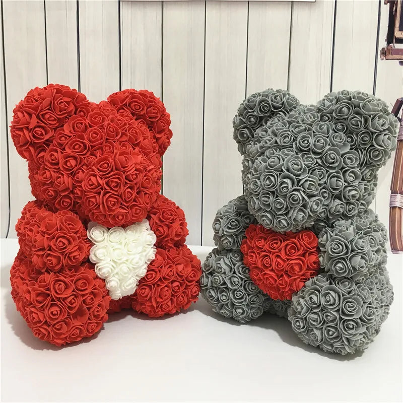 Decoratieve rozenbeer knuffel, handgemaakt met eeuwige rozen voor een liefdevolle sfeer.