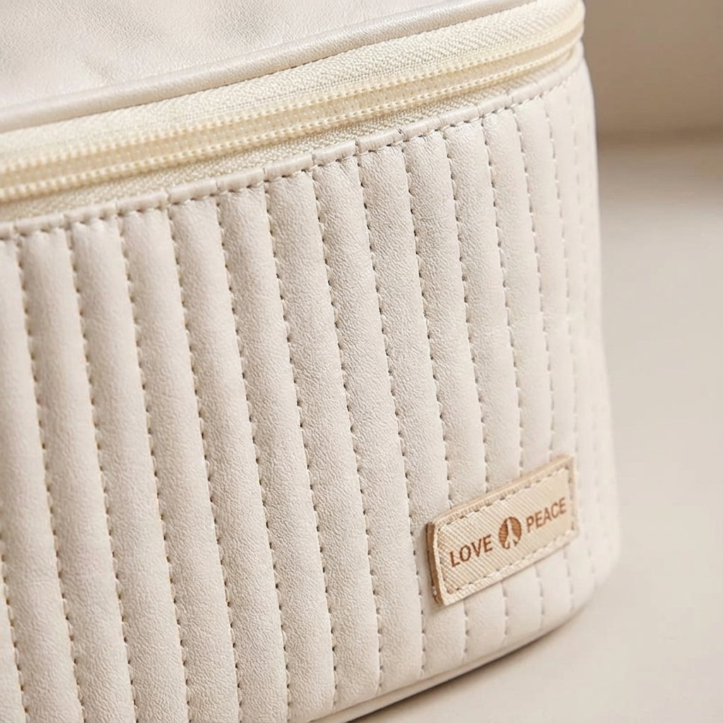 Stijlvolle en compacte toilettas voor dames; essentiële reis organizer voor verzorging, make-up en reisbenodigdheden.