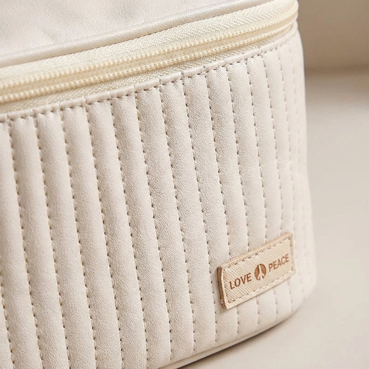 Stijlvolle en compacte toilettas voor dames; essentiële reis organizer voor verzorging, make-up en reisbenodigdheden.