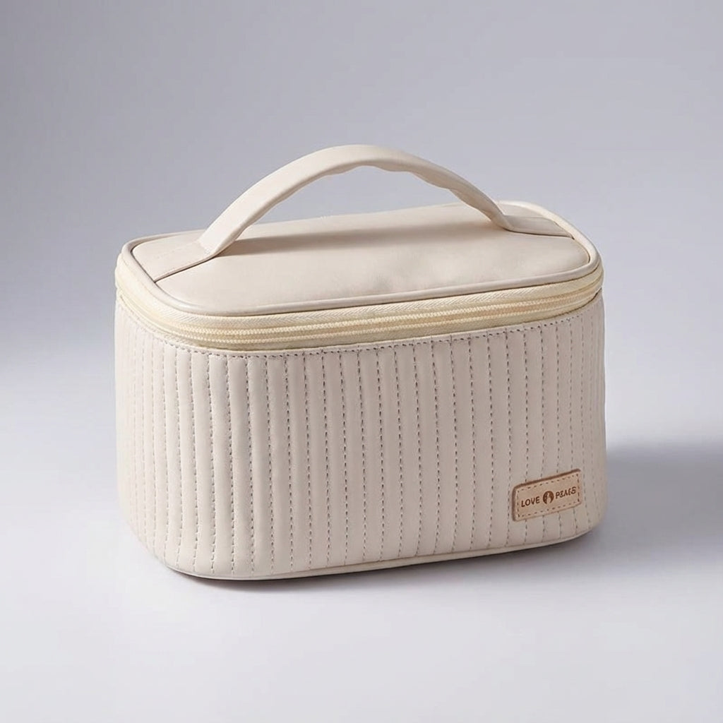 Gevulde beautycase met diverse cosmetica en reisbenodigdheden, alles netjes georganiseerd in de ruime dames toilettas.