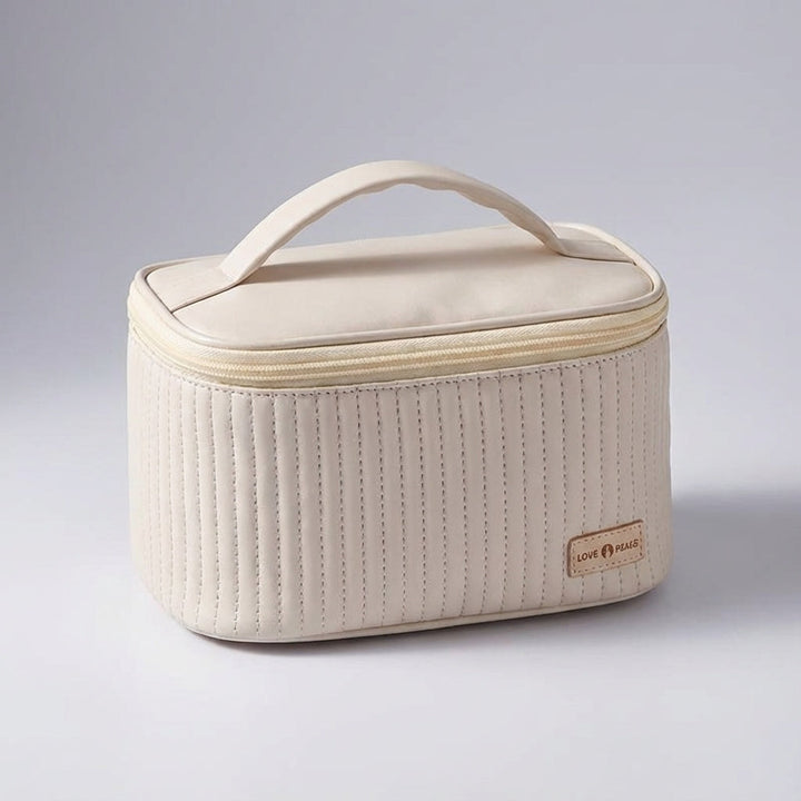 Gevulde beautycase met diverse cosmetica en reisbenodigdheden, alles netjes georganiseerd in de ruime dames toilettas.