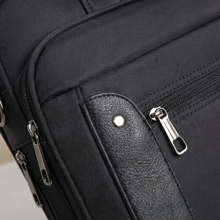 Stijlvolle canvas werktas 'UrbanBrief' met ruime opbergruimte voor laptop en documenten, perfect voor organisatie.