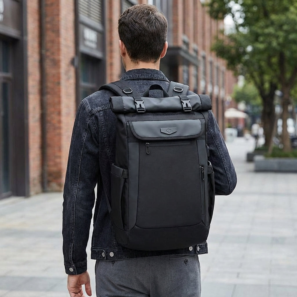 Ruime Venturo rolltop reisrugzak met laptopvak, ideaal voor heren en dames; waterdicht en duurzaam.