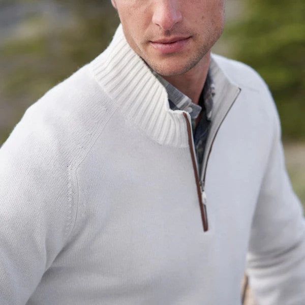 Detailopname van de witte heren turtleneck trui met ritssluiting