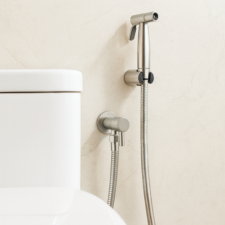 Compleet RVS bidetsproeier set met zwarte slang en wandhouder. Handige wc spray voor een schone badkamer.